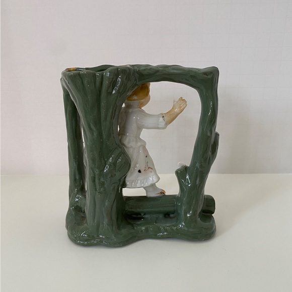 Vintage Ucagco Porcelain Bud Vase Victorian Girl with flowers made in Japan. - Picture 2 of 6